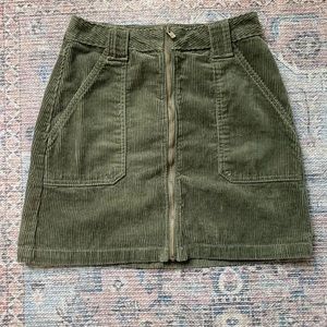 Trendy, high waisted army green mini skirt 🌿